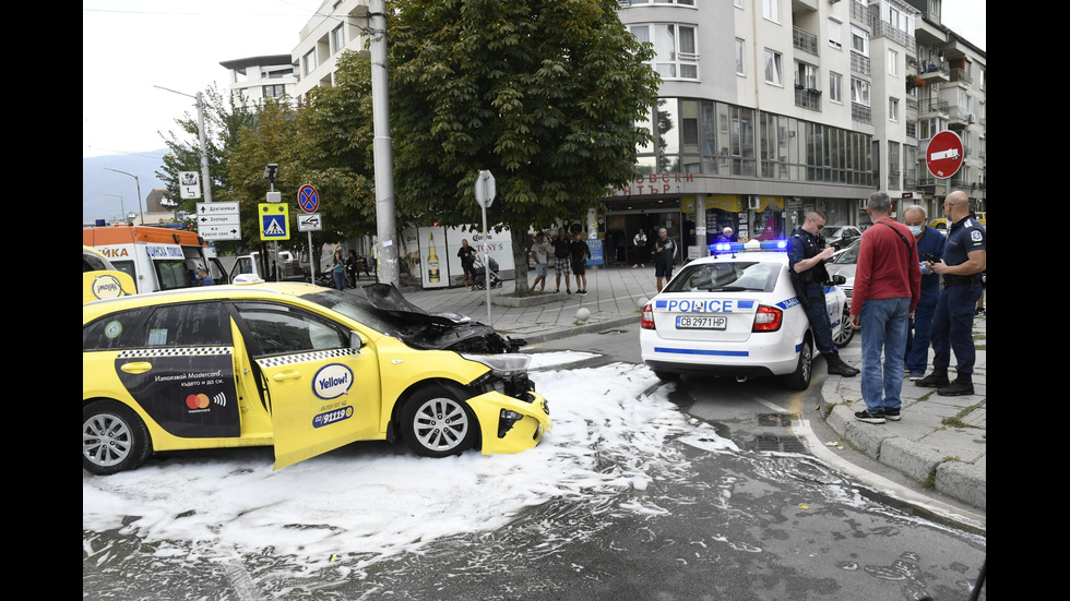 Такси се запали след удар в трамвай на столичен булевард