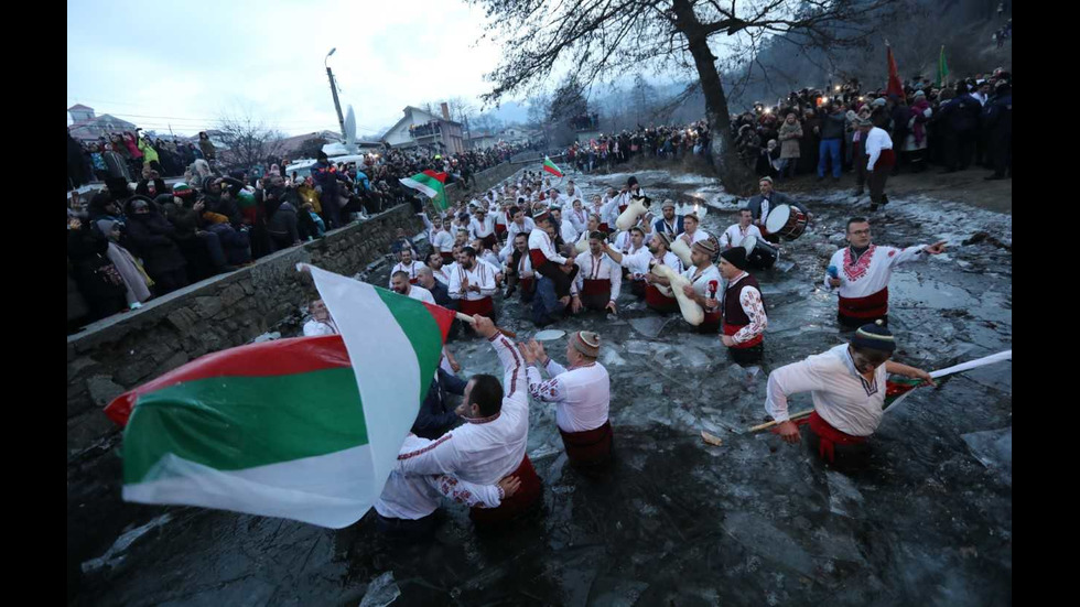 Мъжкото хоро в Калофер