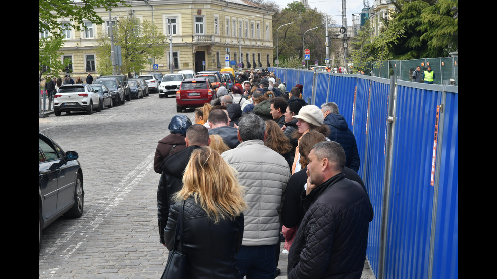 Вярващи на поклонение пред мощите на Свети Георги в църквата "Св. София"