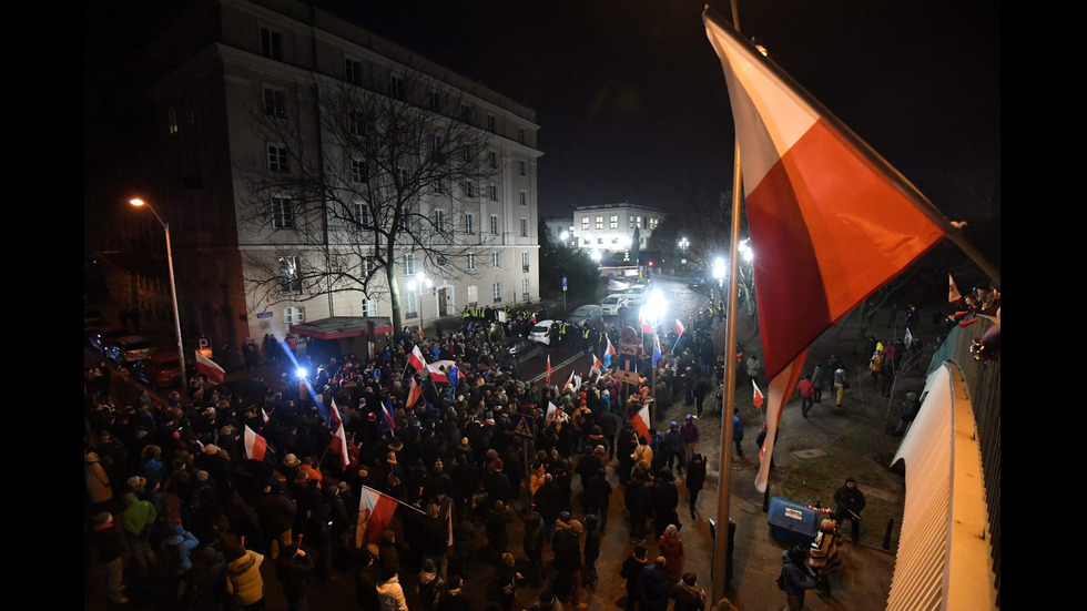 Парламентарна криза и масови протести в Полша