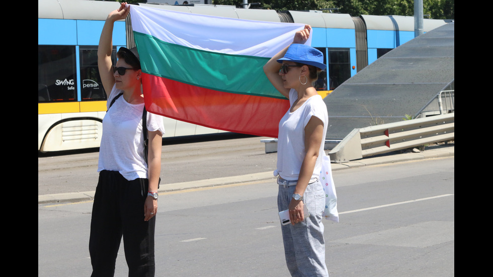 Група протестиращи блокира половин София