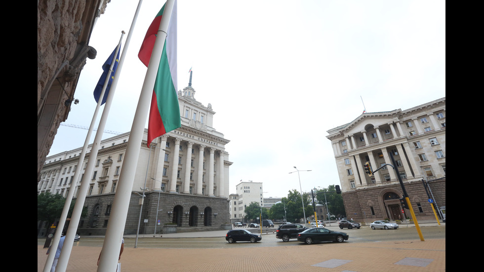 Свалиха националните флагове на институциите в деня на траур