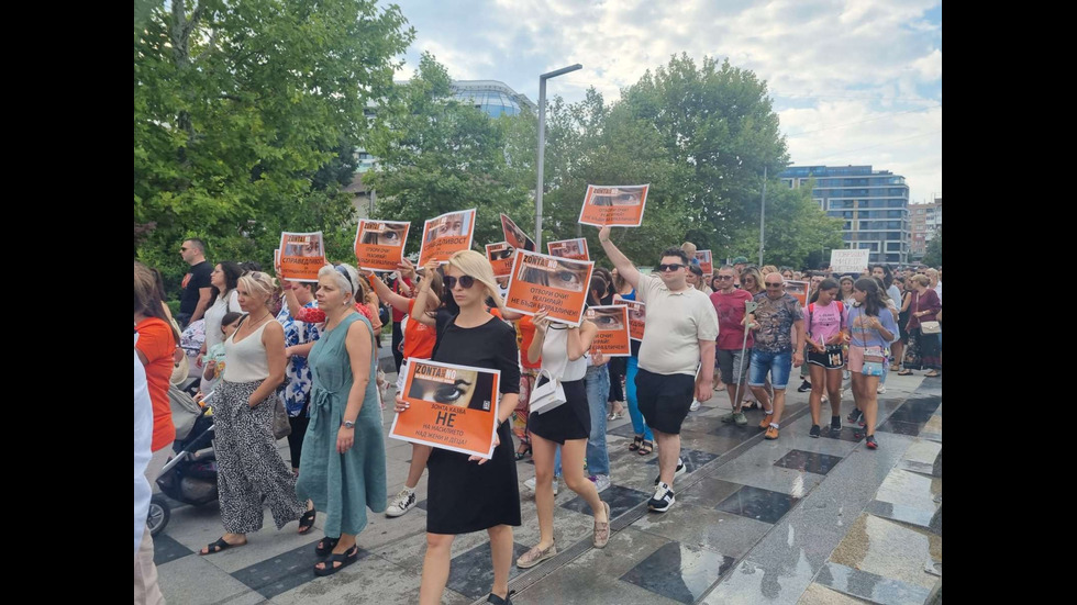 Протести в десетки градове заради жестоко малтретираното 18-годишно момиче