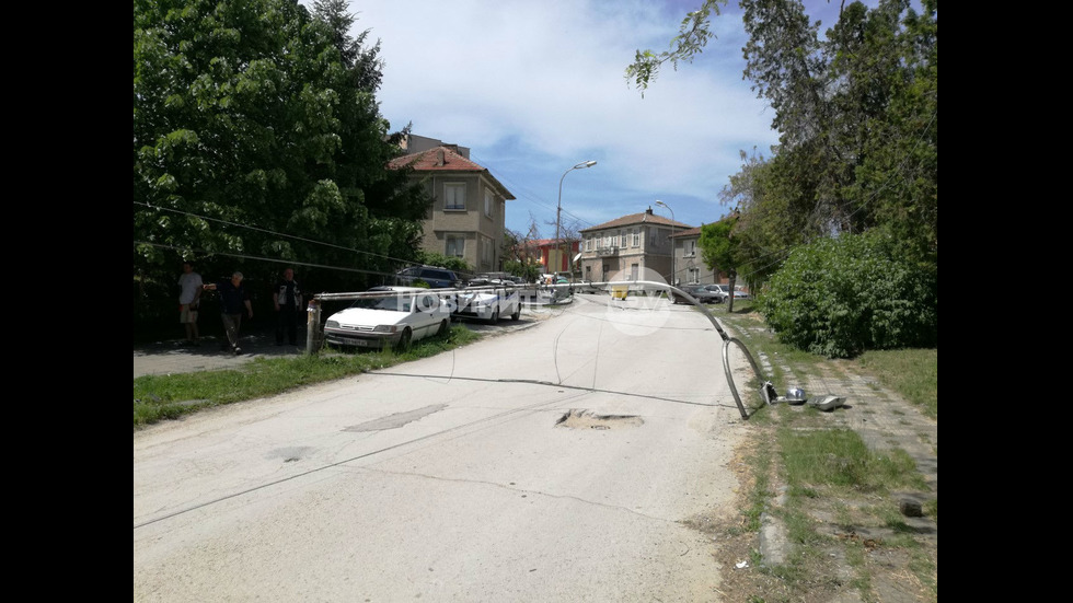 Уличен стълб падна в Лясковец