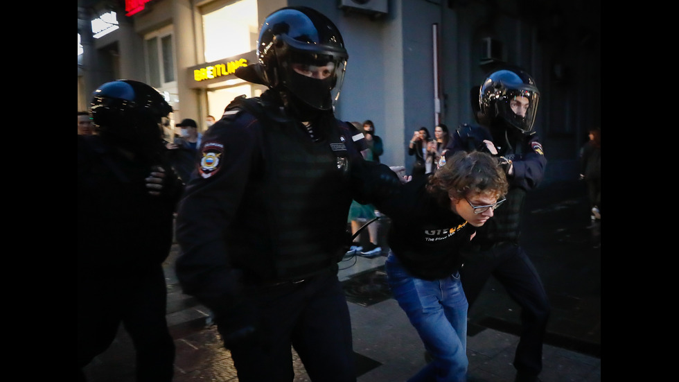 Над 100 задържани след протест за оставката на Путин в Москва