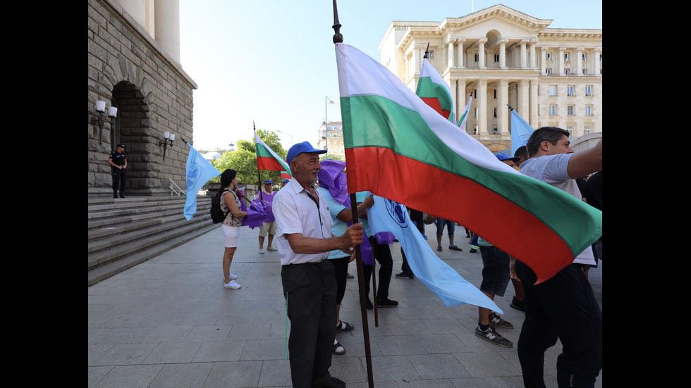 Протест на „Автомагистрали-Черно море“ блокира булеварда пред МС