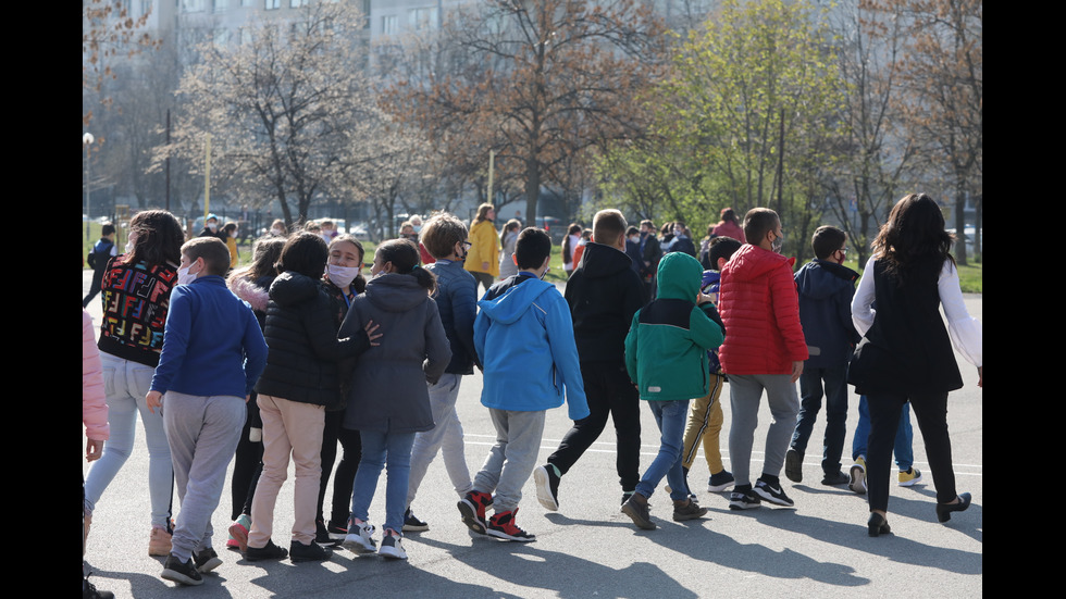 Тренировъчна евакуация и демонстрация на пожарникари и доброволци в София