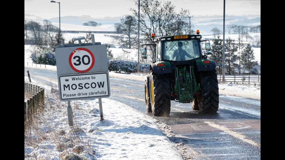 Обилен снеговалеж засипа Великобритания
