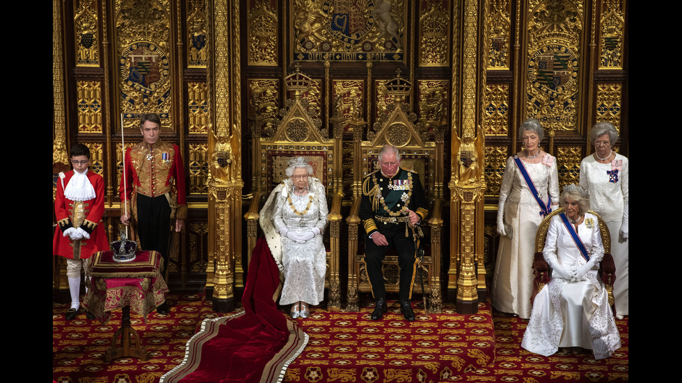 Кралица Елизабет II наруши традицията, сложи по-лека корона
