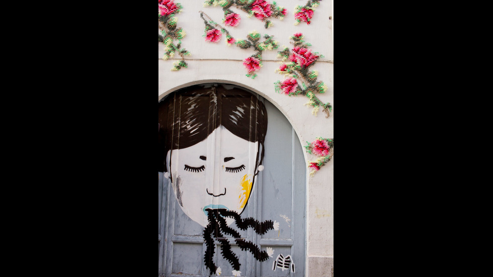 Художник "бродира" улиците на Мадрид