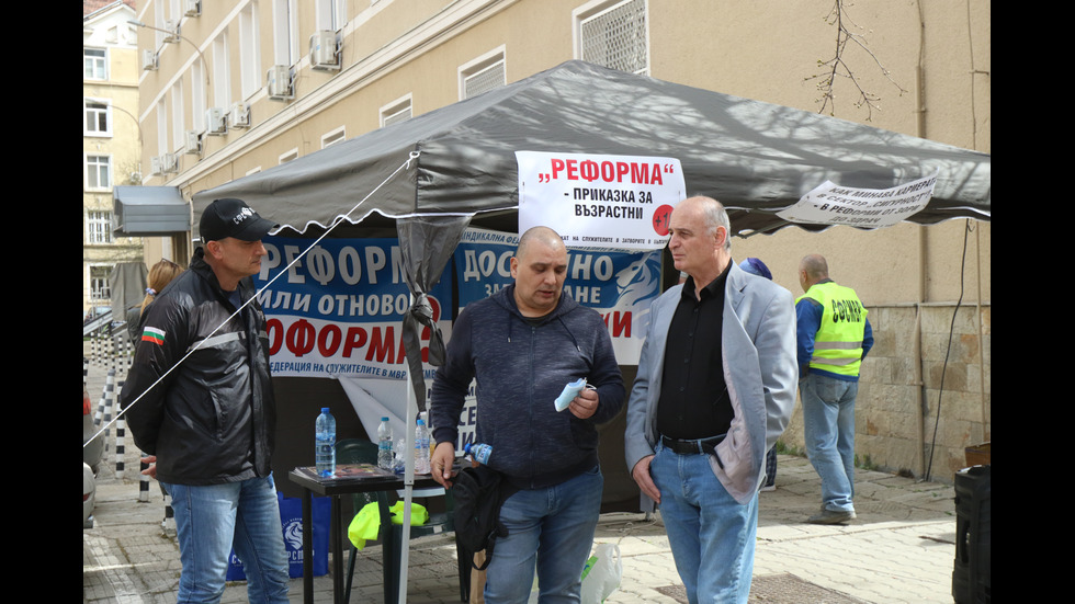 Протест в центъра на София: Полицаи и надзиратели разпънаха палатков лагер