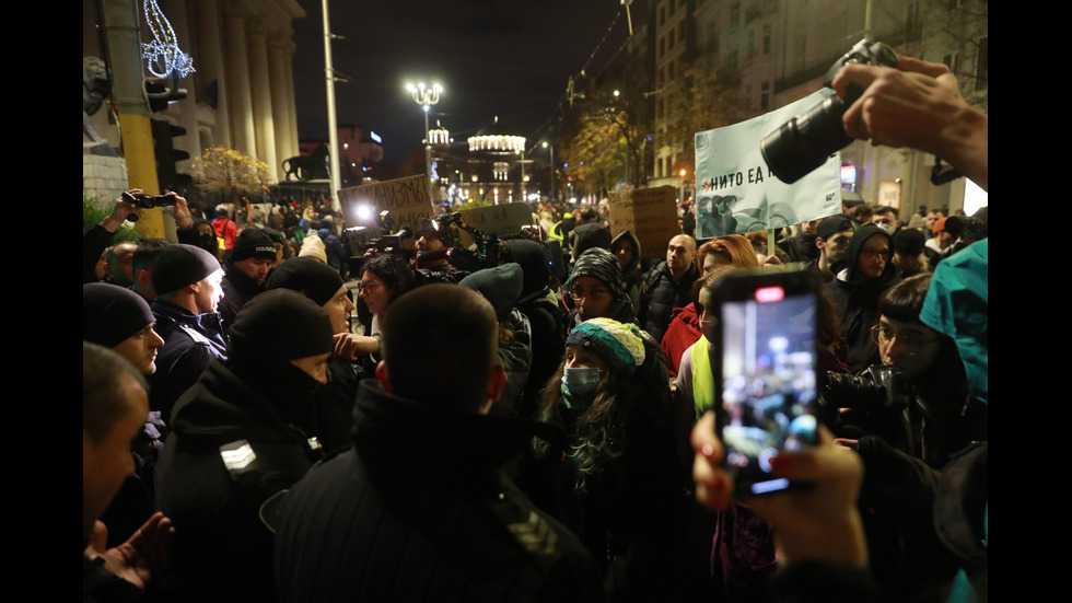 Протест в София срещу насилието над жени, стигна се и до напрежение (ВИДЕО+СНИМКИ)