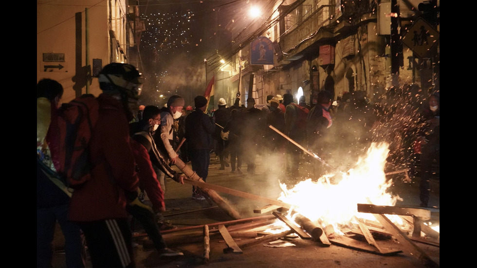 Протести в Боливия, разгневена тълпа унизи кметица