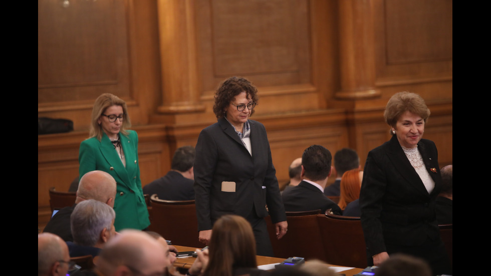 Парламентът решава дали да подкрепи проектокабинета "Габровски"