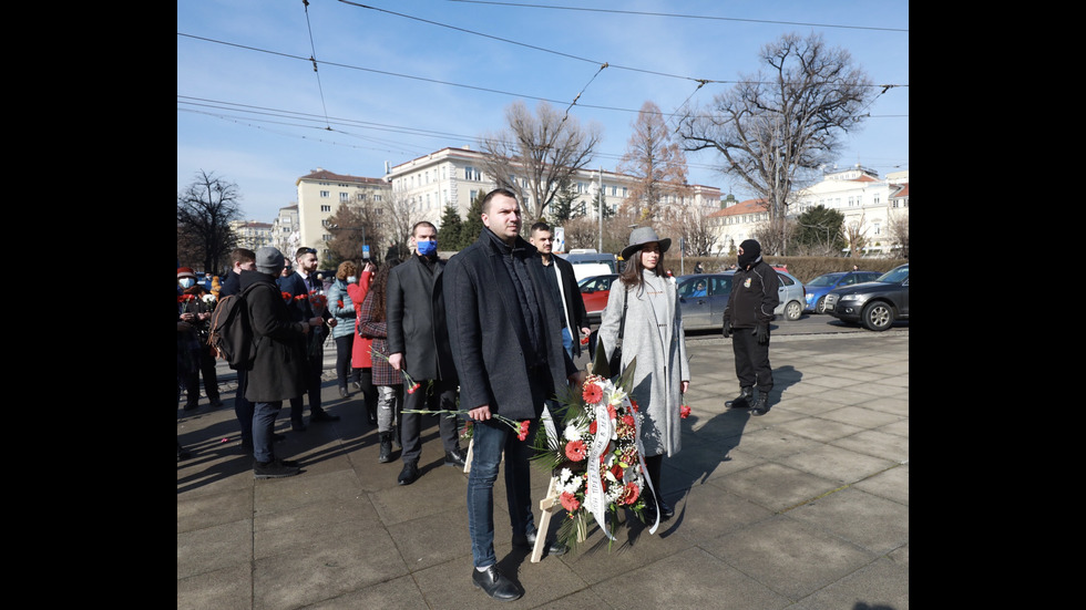 България се прекланя пред подвига на Апостола
