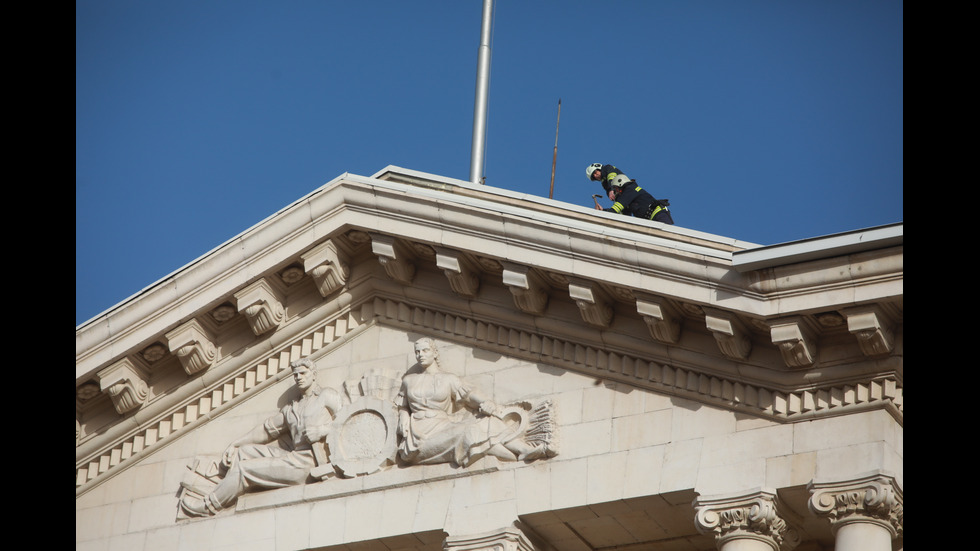 Бурният вятър нанесе щети в София