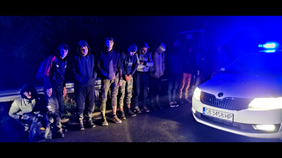 Полицията в Казанлък задържа над 20 нелегални мигранти