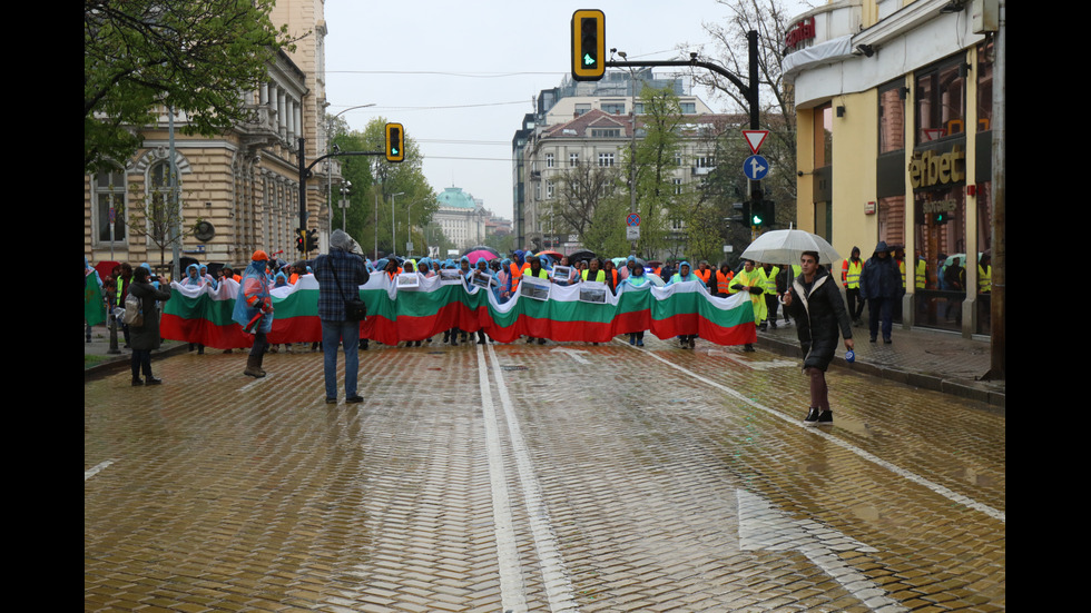 Пътните строители отново на протест, паркираха камиони пред Народното събрание