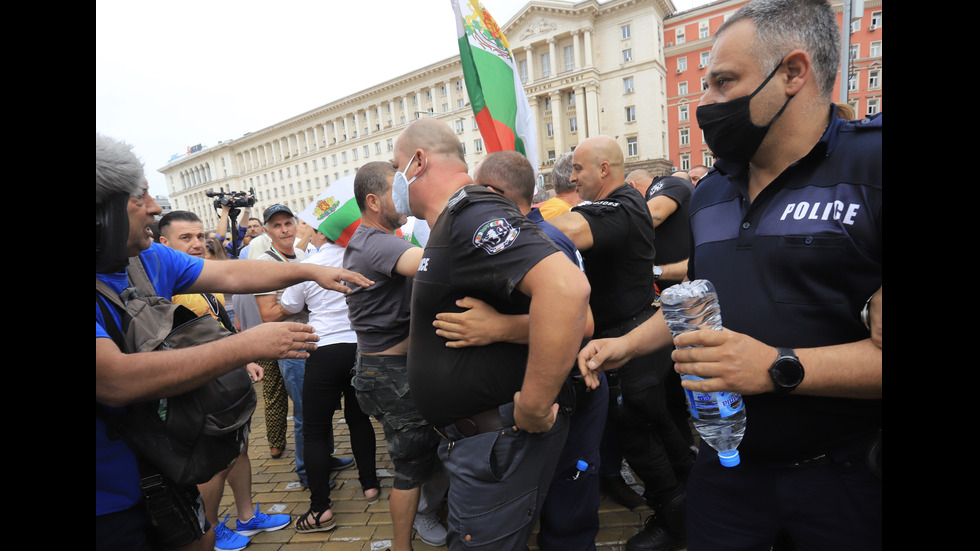 Протестиращи блокираха за кратко площад „Независимост”