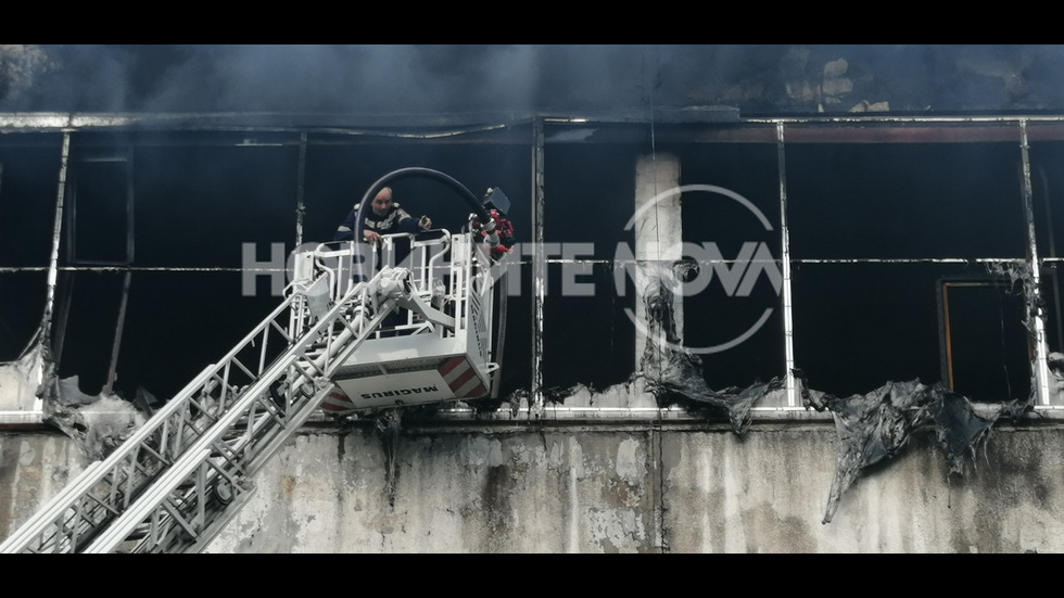 Пожар в склад за дрехи във Велико Търново
