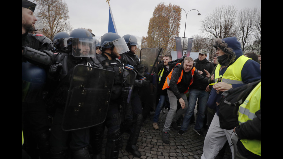 Сълзотворен газ и водни оръдия срещу протестиращи в Париж