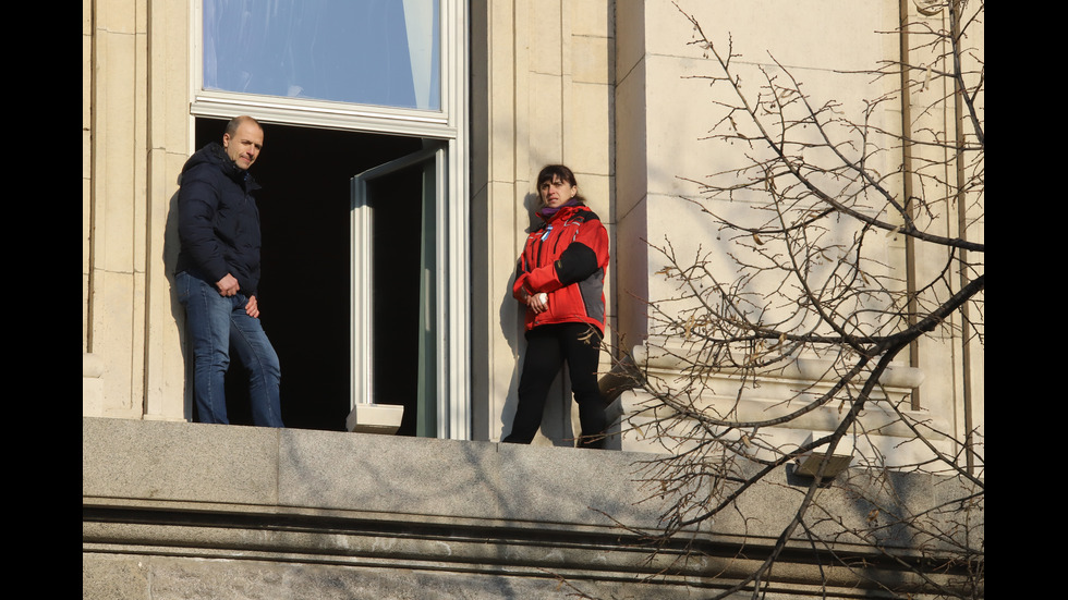 Една от барикадиралите се мед. сестри стоя с часове на прозорец на сградата на НС