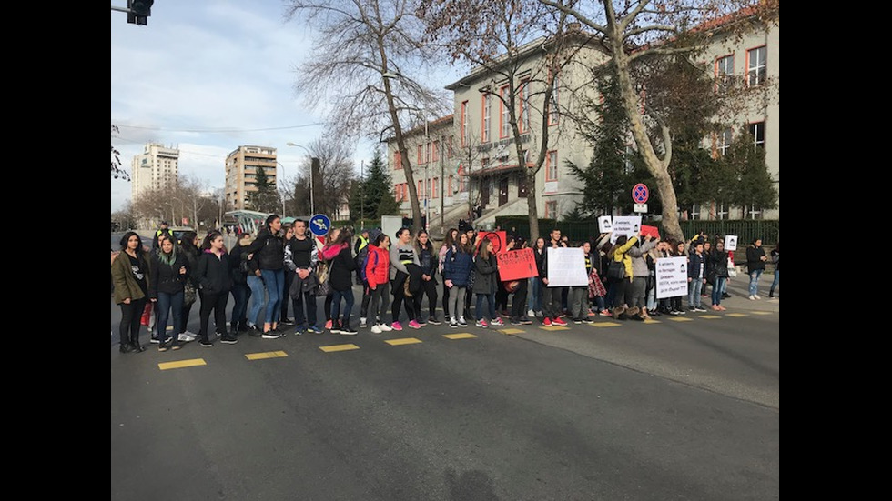 Блокада на кръстовище в знак на протест след смъртта на ученик