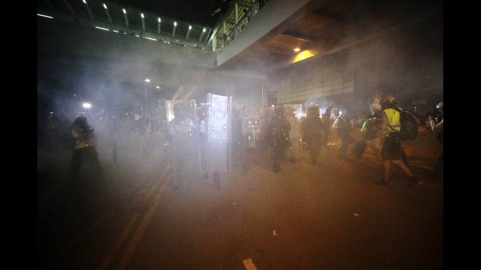 Полицията си върна контрола над парламента в Хонконг