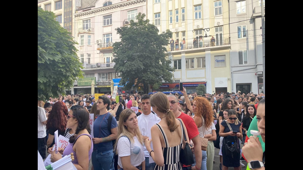 Протести в десетки градове заради жестоко малтретираното 18-годишно момиче