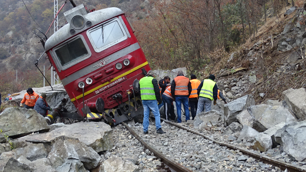 Влак дерайлира в Кресненското дефиле, има пострадали