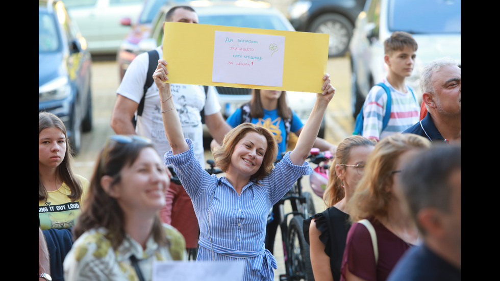 Родители на протест срещу онлайн обучението