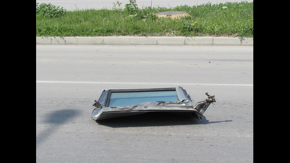 70-годишен изхвърча от автомобила си след удар в бетоновоз