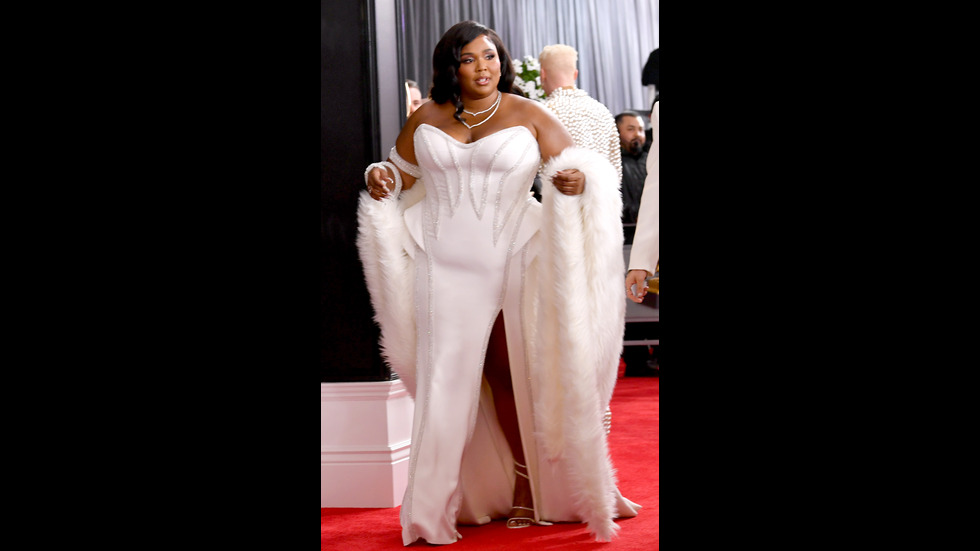 Стил и сексапил завладяха червения килим на наградите „Грами”