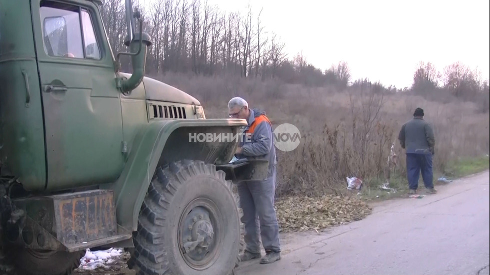 Цистерна излива отпадни продукти край врачанско село