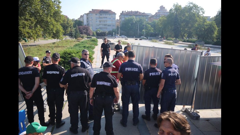 Засилено полицейско присъствие край Паметника на Съветската армия в София