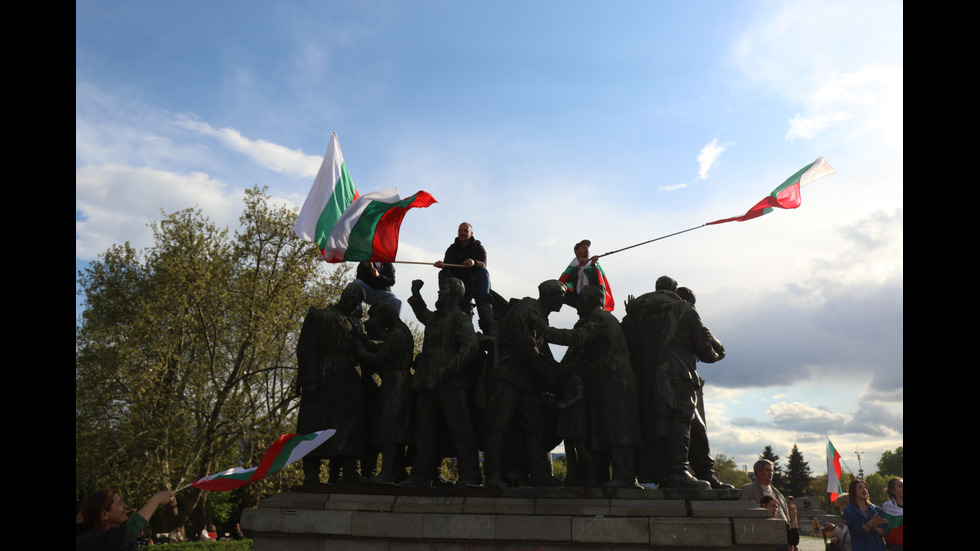 Сблъсъци белязаха протеста край Паметника на Съветската армия