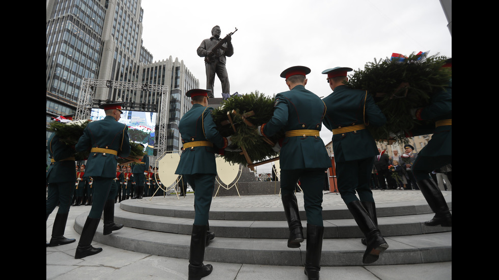 В Москва откриха паметник на Михаил Калашников