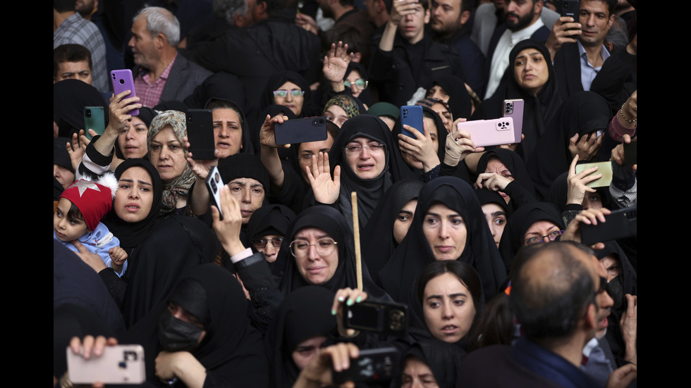 Хиляди иранци се стекоха в Техеран за погребението на президента Раиси