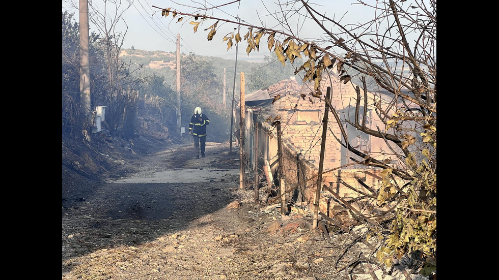 Голям пожар в Старозагорско унищожи къщи, обявиха бедствено положение