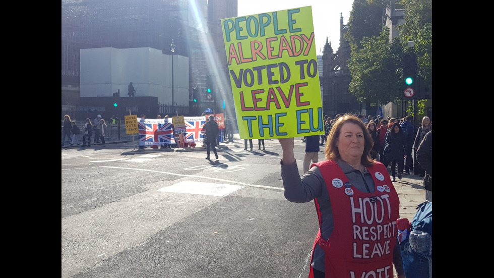 Десетки хиляди протестират в Лондон срещу Brexit