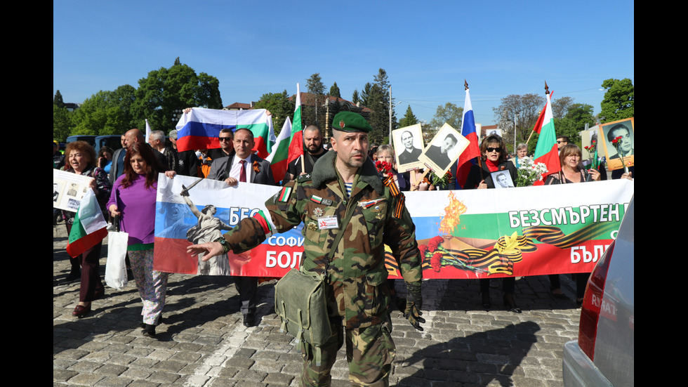 Нарисуваха украинското знаме върху Паметника на Съветската армия