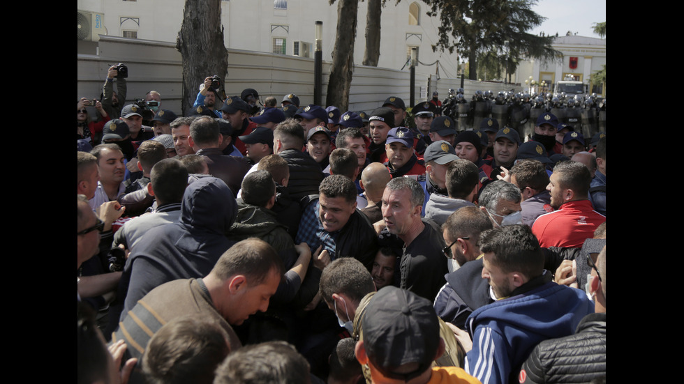 Нови сблъсъци в Тирана, окупирана е сградата на полицията