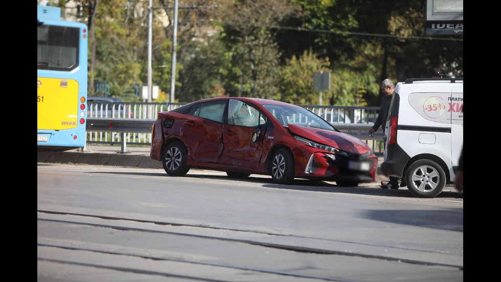 Верижна катастрофа между автобус и две коли на столично кръстовище