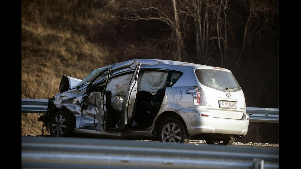 Тежка верижна катастрофа край Сандански, има жертав и ранени