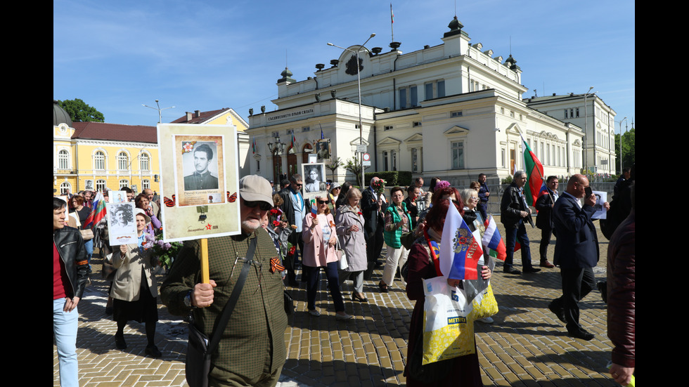 Нарисуваха украинското знаме върху Паметника на Съветската армия