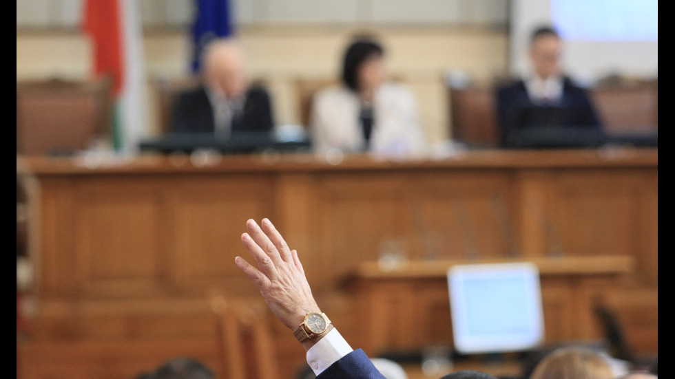 Депутатите дебатират по вота на недоверие