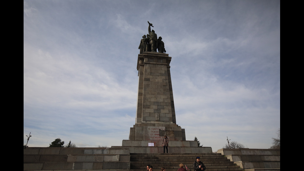 Протест в защита на Паметника на Съветската армия в София