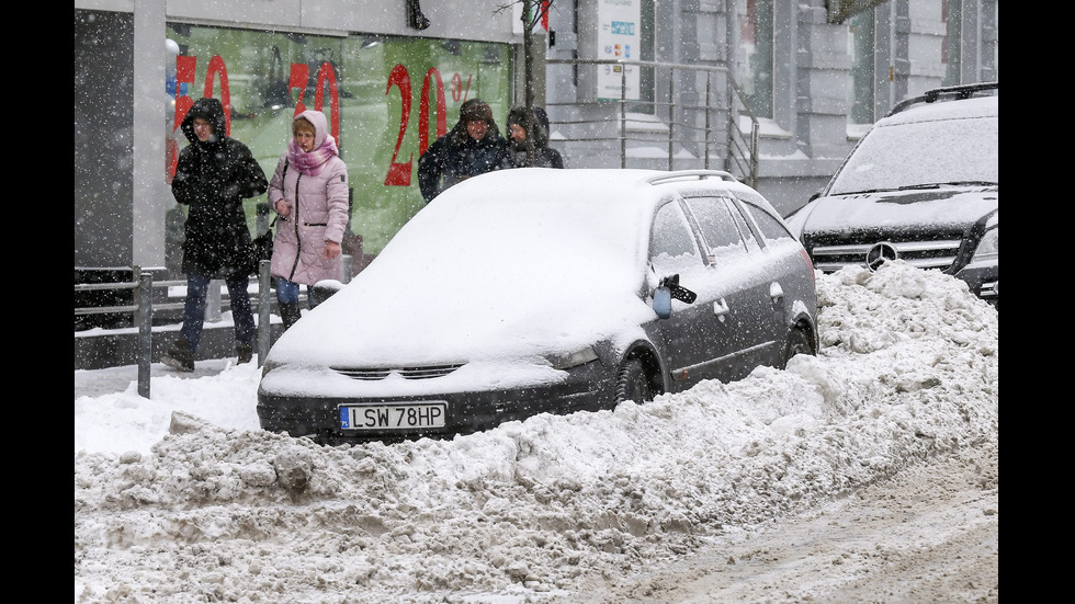 Европа – в плен на зимата. Как чистят пътищата в другите страни?