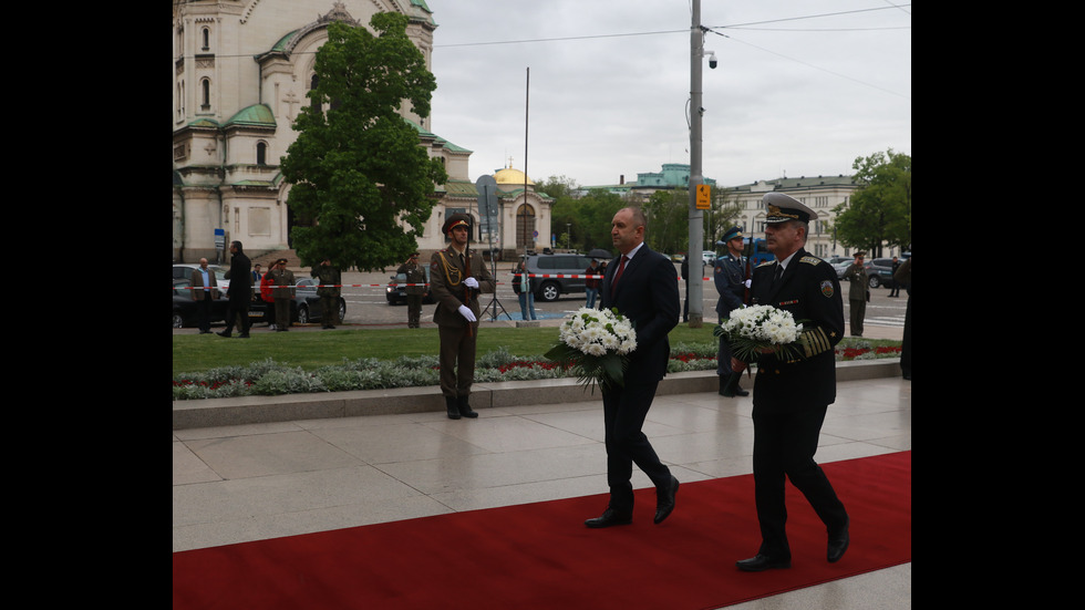 Президентът и началникът на отбраната поднесоха венци на Паметника на незнайния воин