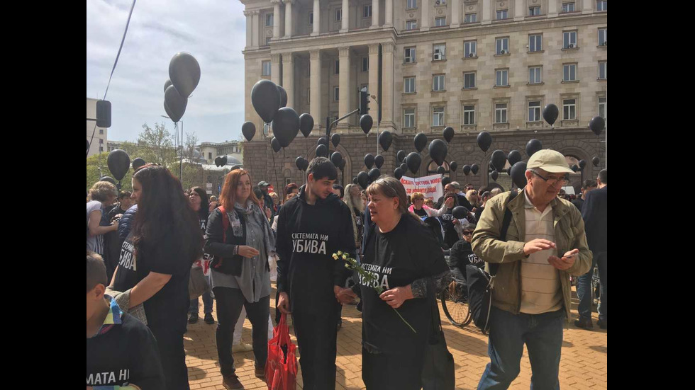 ОТНОВО ПРОТЕСТ: Майки на деца с увреждания с шествие за достоен живот